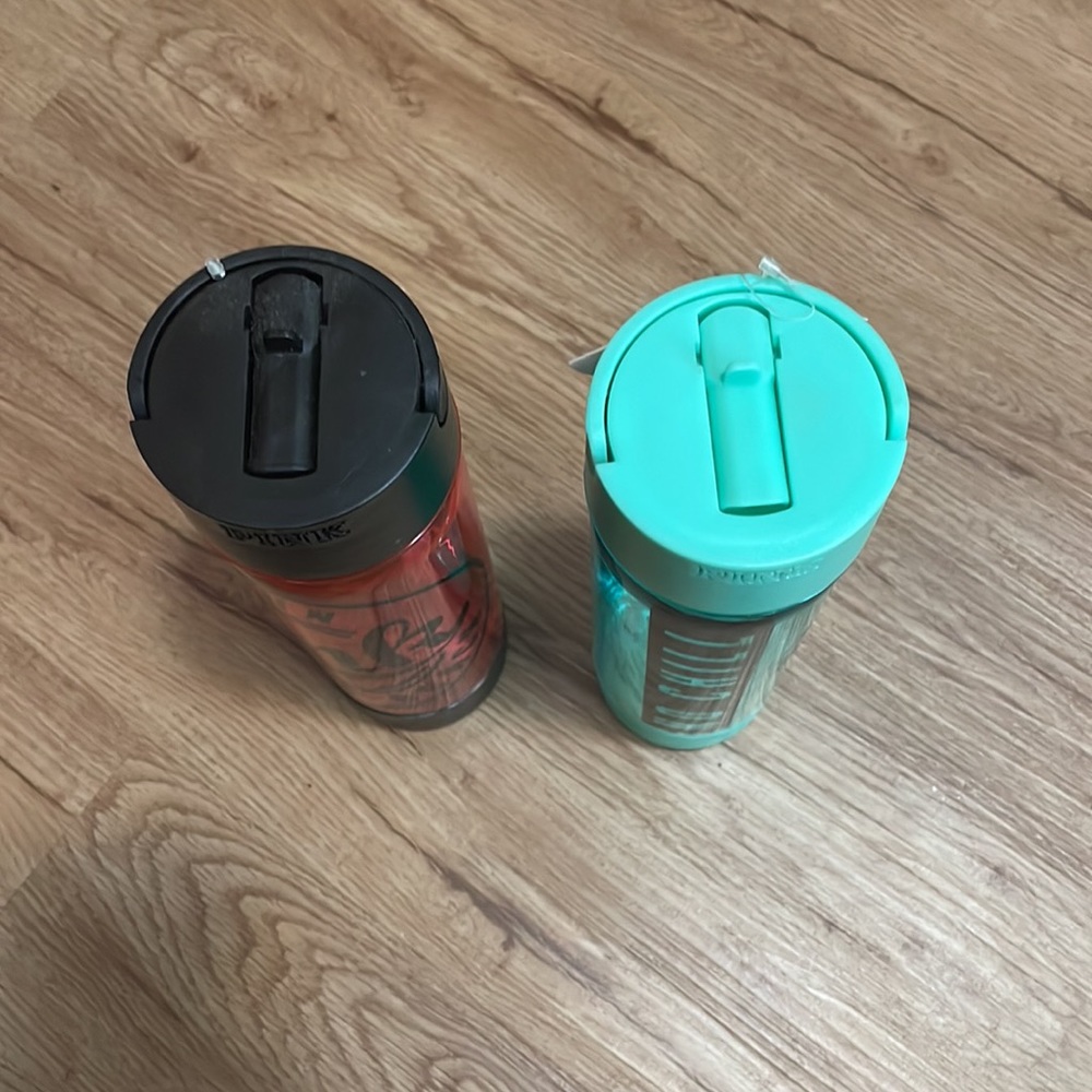 COPY - 2 new VSPink water bottles with tags never used one came with VSPink sun… - Picture 4 of 7